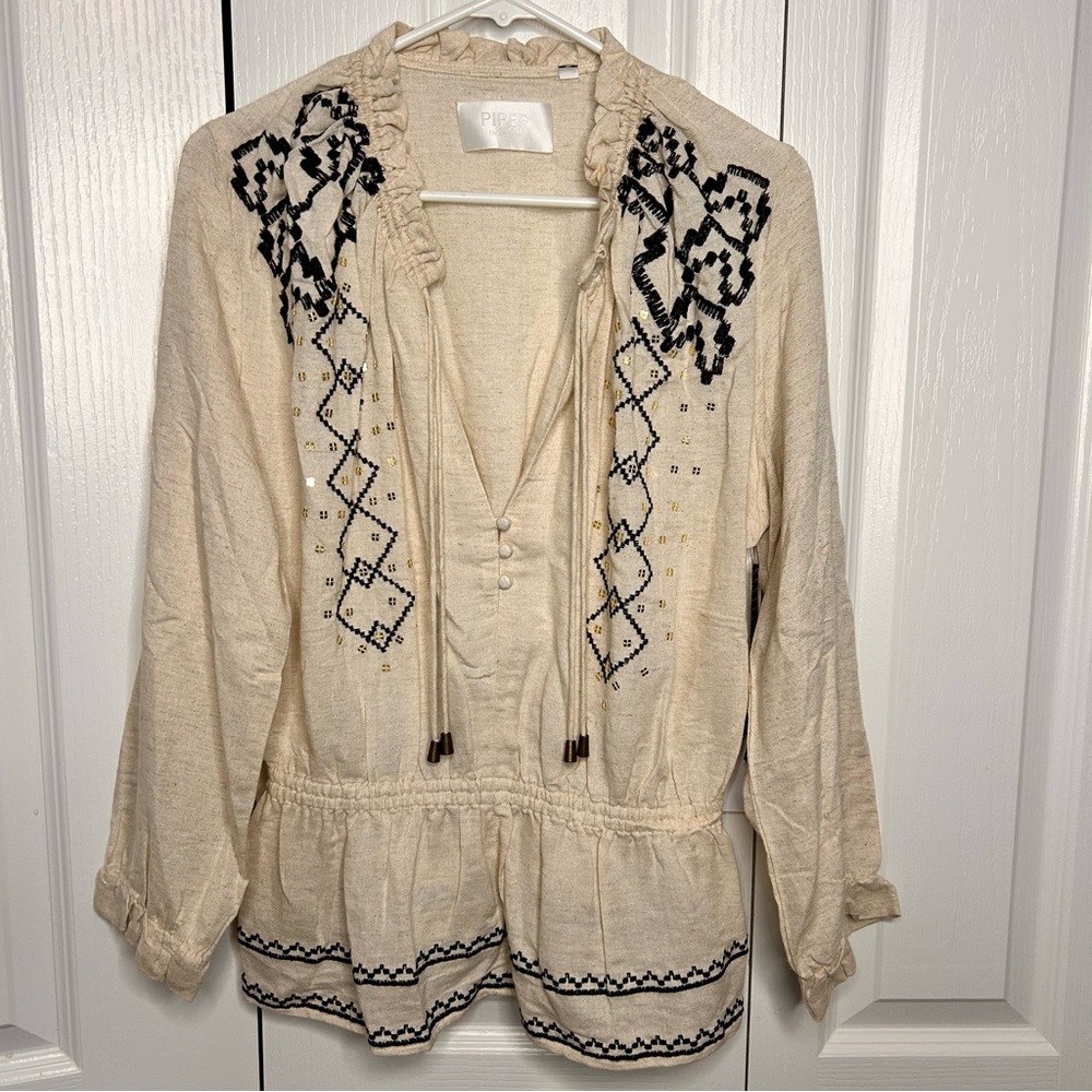 Piper By Townsen Embroidered Studded Boho‎ Tunic Top Cream Navy Size Small NWT